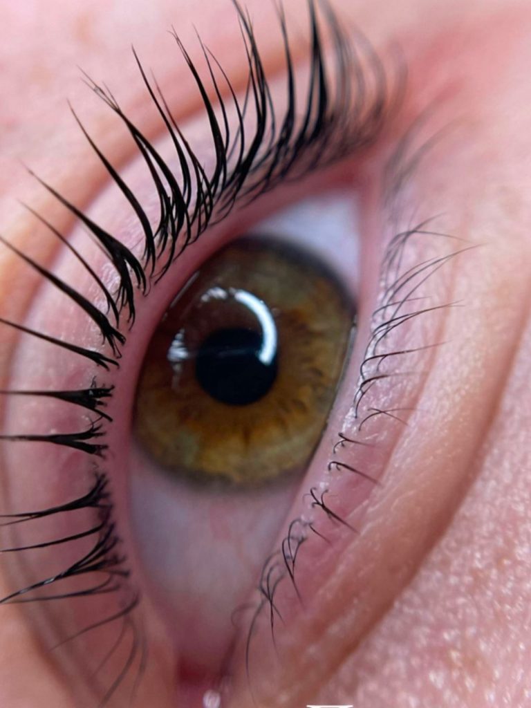 Ламінування вій та оформлення брів в Чернігові